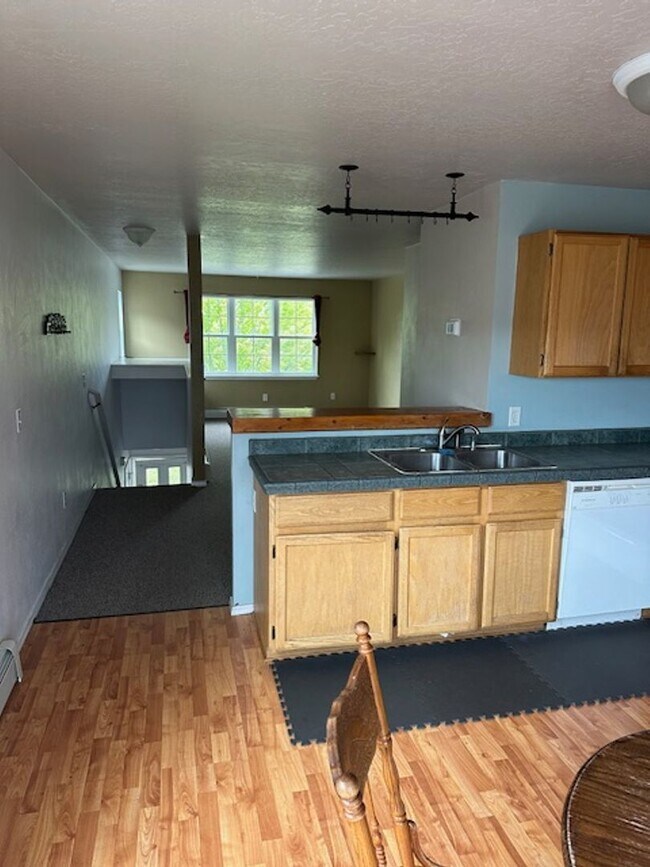 Building Photo - 2 Bedroom condo on North Side
