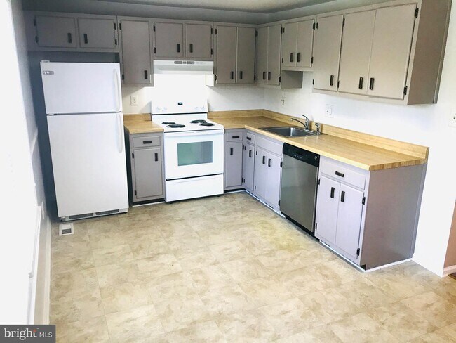Building Photo - 5406 King Arthur Cir