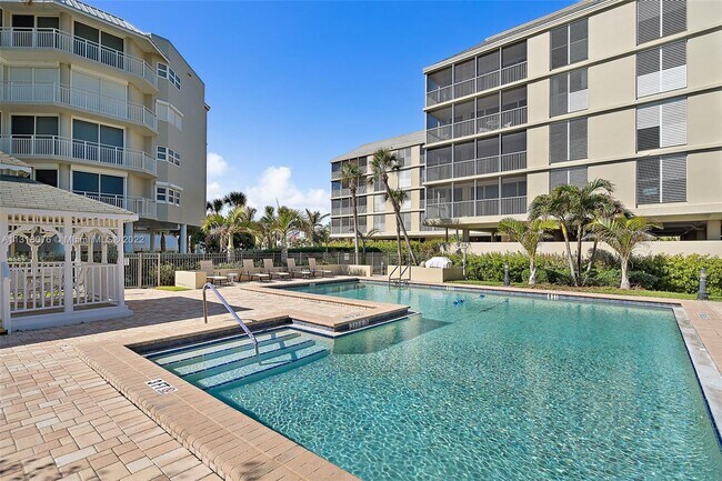 Building Photo - 669 NE Plantation Rd