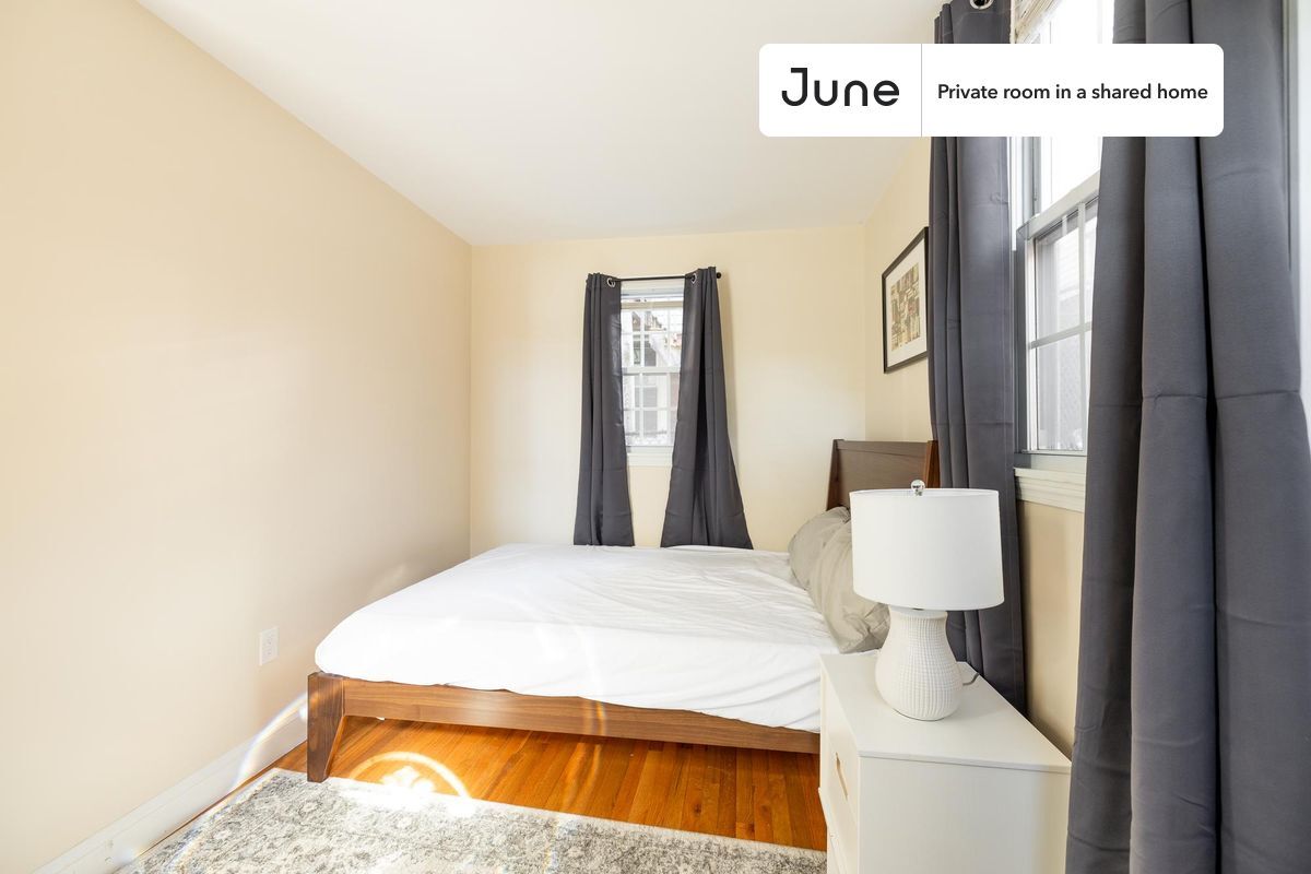 Foto principal - Private bedroom in 4 bed/1 bath Home