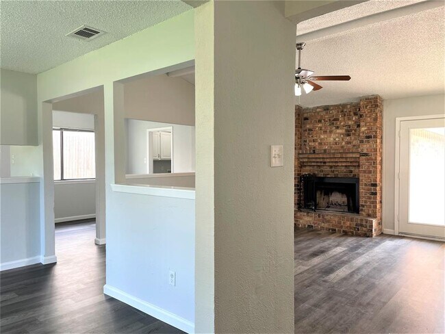 Building Photo - 2820 Chisolm Trail