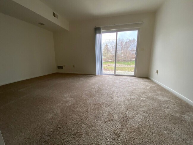 Foto del edificio - Lovely Hemlock Square 2BR Townhouse with Great Natural Light and Central Air!! Call Today!