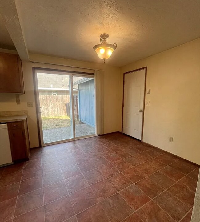Foto del edificio - Spacious 3 Bedroom Home with Fenced Yard & Oversized Garage in Eugene