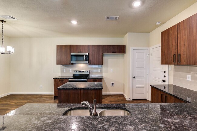 Building Photo - AVAILABLE NOW! GORGEOUS 4 BEDROOM DUPLEX L...