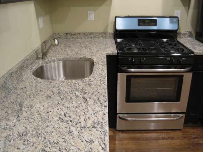 Building Photo - 3BR/1Bth unit. Great location, Laundry in unit! Walk to NEU!!