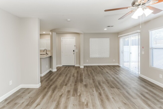 Foto del edificio - 8029 N Quilted Bear St