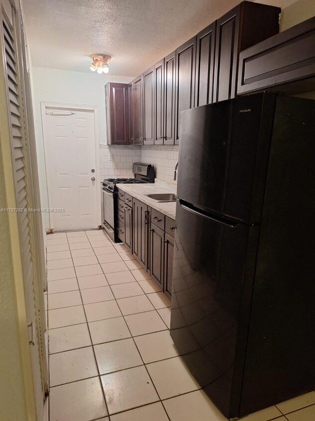Foto principal - 7753 Hawthorne Ave