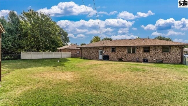 Building Photo - 3 bedroom, 1.5 bath, 2 car garage - Great ...