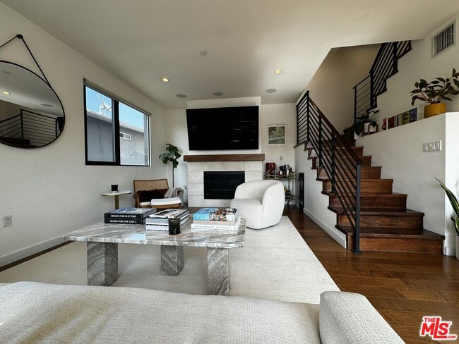 Foto del edificio - 140 S Hayworth Ave