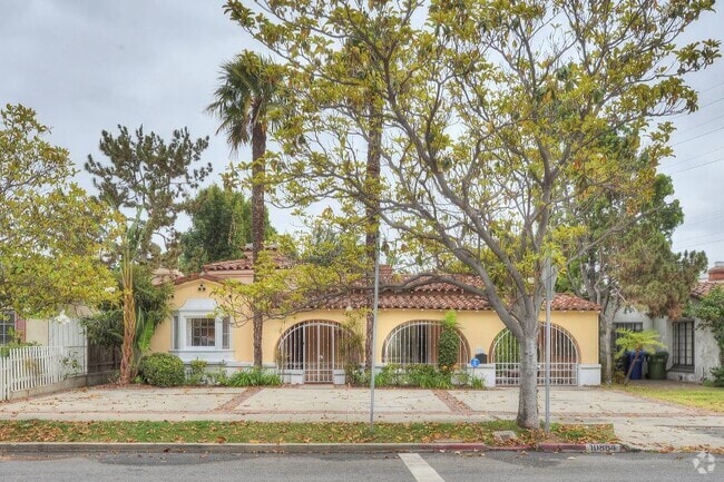 Building Photo - 10864 Wellworth Ave