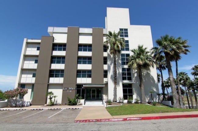 Building Photo - 520 S Chaparral St