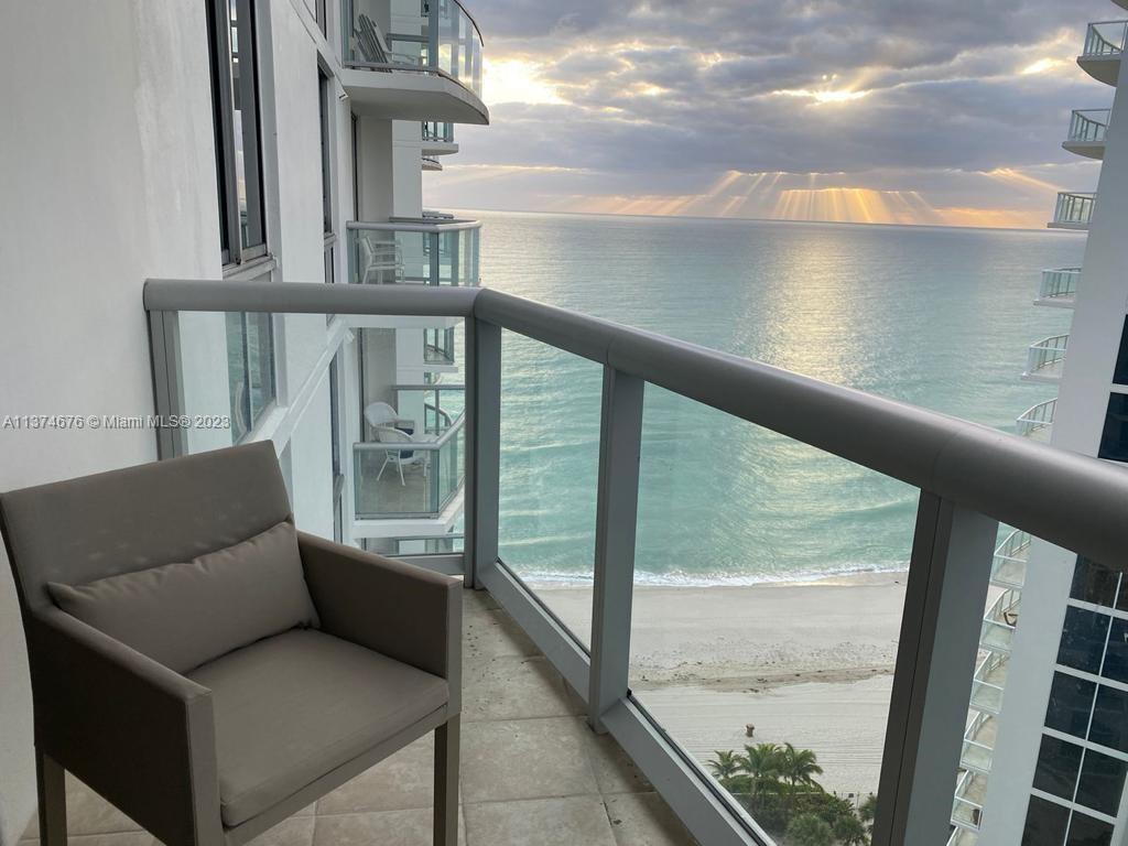 Foto principal - 18683 Collins Ave