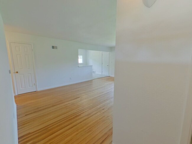 Foto del edificio - 2520 N Perry Ave