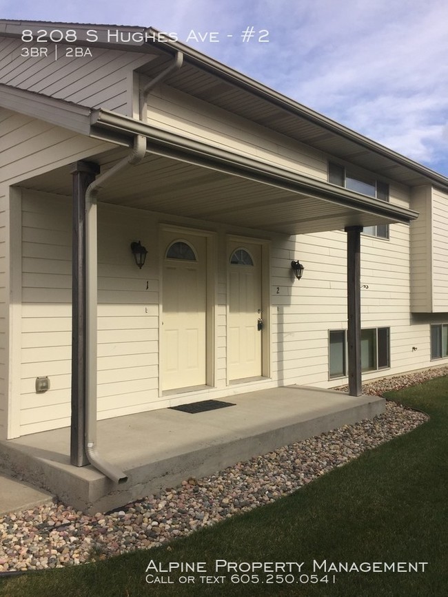 Building Photo - 3 Bed/2 Bath Lower Level Duplex with Garage!!