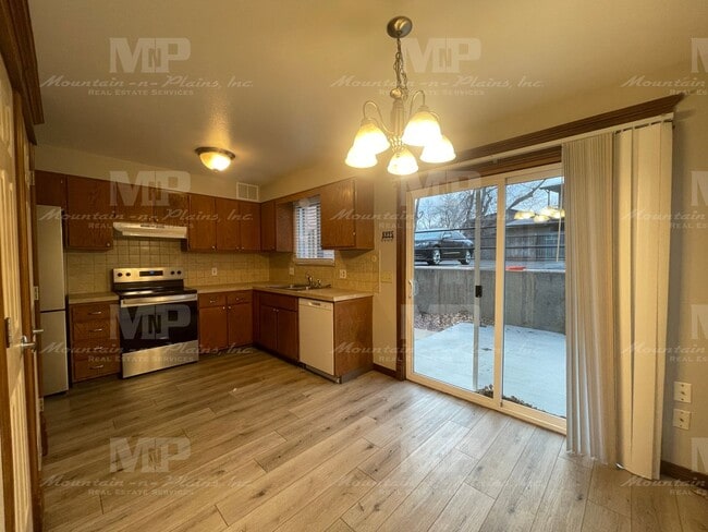 Foto del edificio - 1628 Azalea Dr