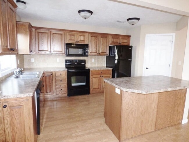 Foto del edificio - 4 bedroom 2.5 bathroom duplex located in a quiet neighborhood!