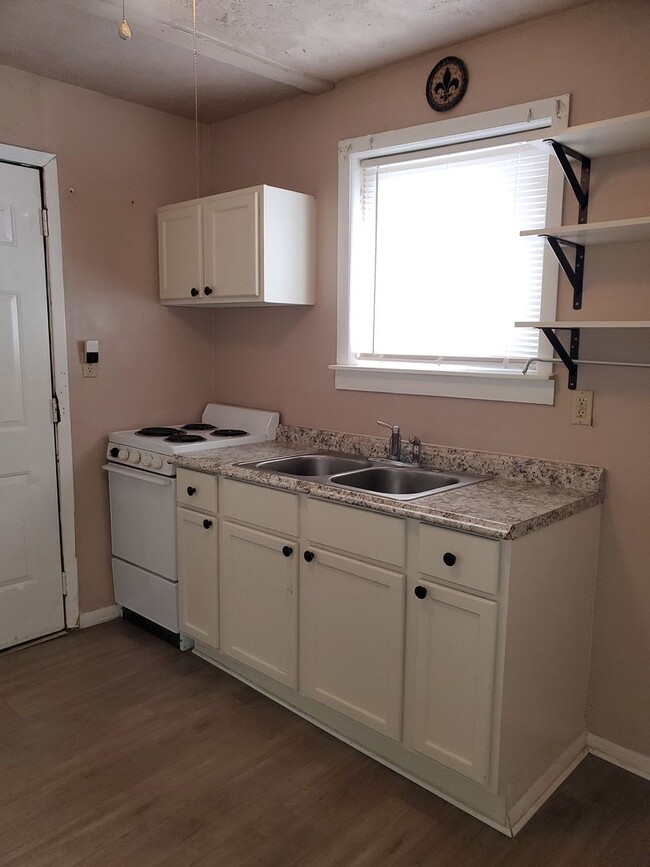 Foto del edificio - Charming 1-Bedroom Apartment in the Heart ...