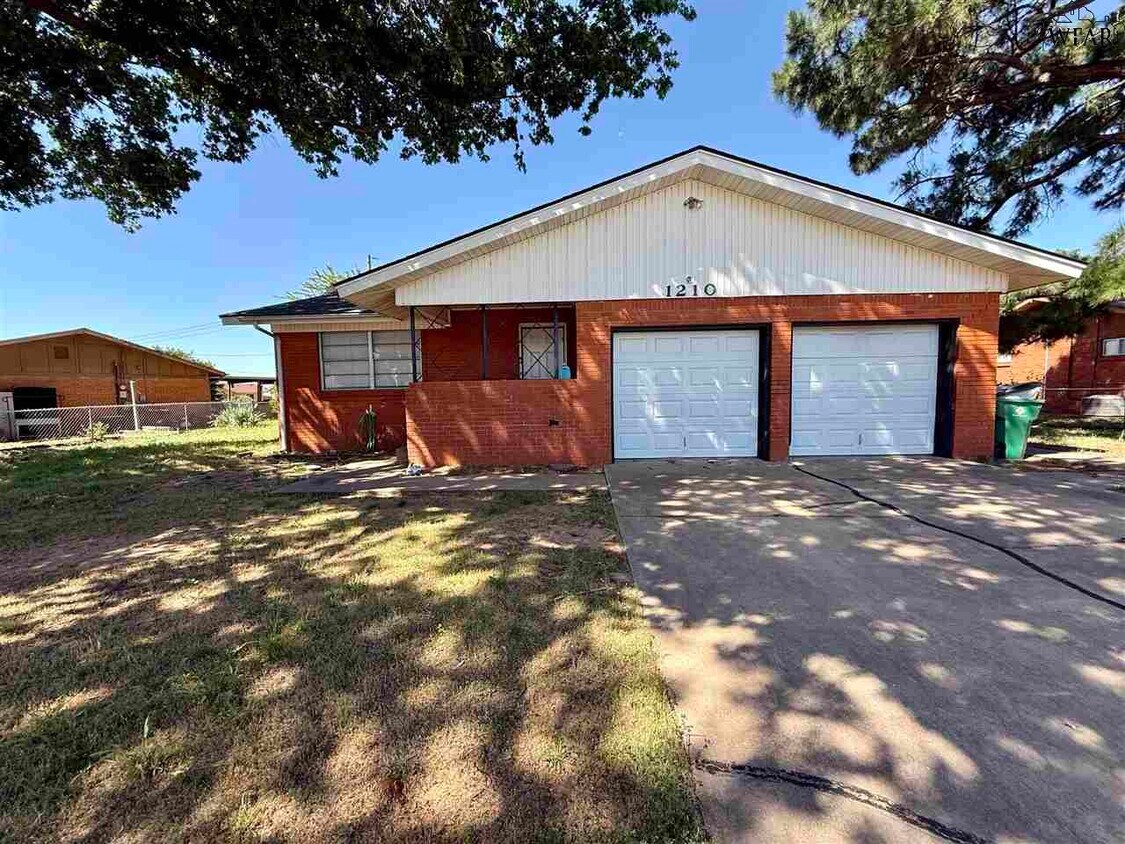Foto principal - 1210 Clover Dr