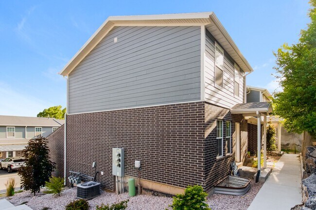 Foto del edificio - Spacious 3 Bed, 2.5 Bath Pet-Friendly Home with Central Air & 2-Car Garage! - Available on NOW!