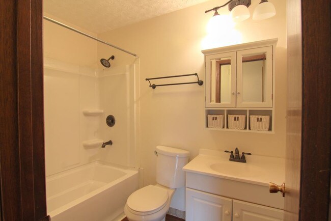 Building Photo - Roommate Wanted