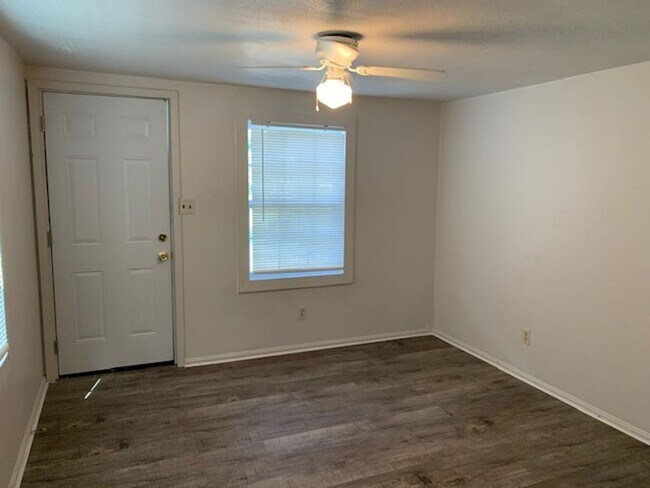 Building Photo - 1BD/1B Bungalow in N. Lowndes Co.