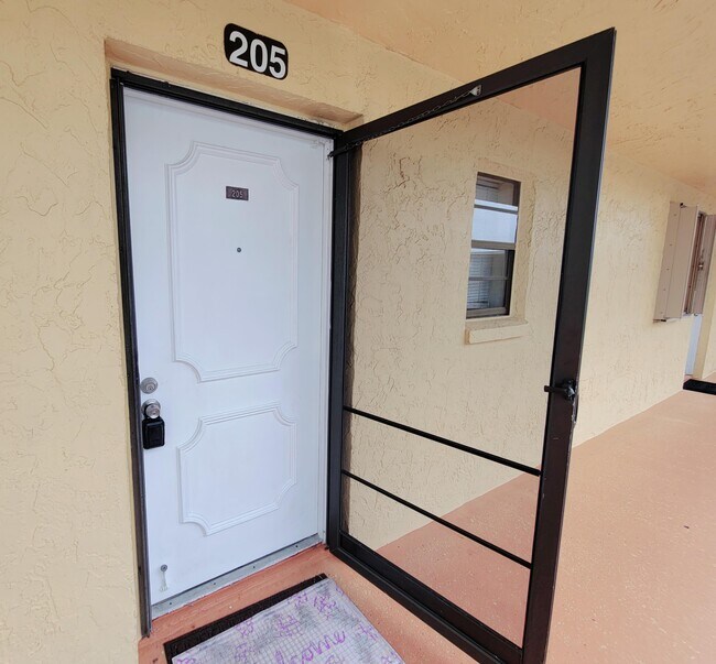Foto del edificio - 9273 SW 8th St