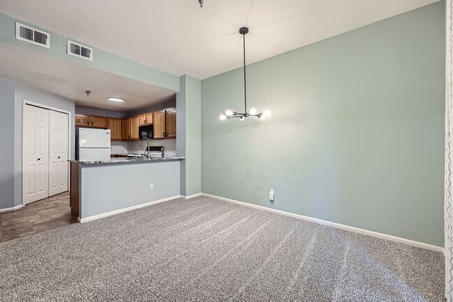 Building Photo - Charming Ground Floor Condo