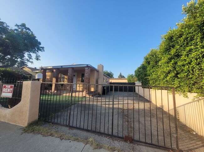 Building Photo - 10138 Arleta Ave