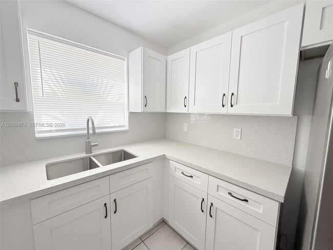 Building Photo - 2645 SW 28th Ct