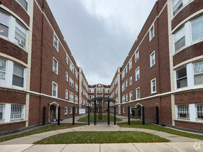 Building Photo - 4404 N Winchester Ave