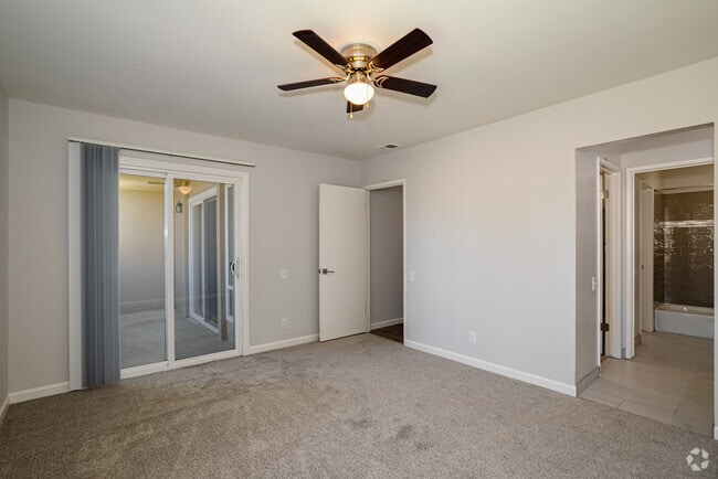 2BR, 1BA - 1,048SF - Riverside Gardens