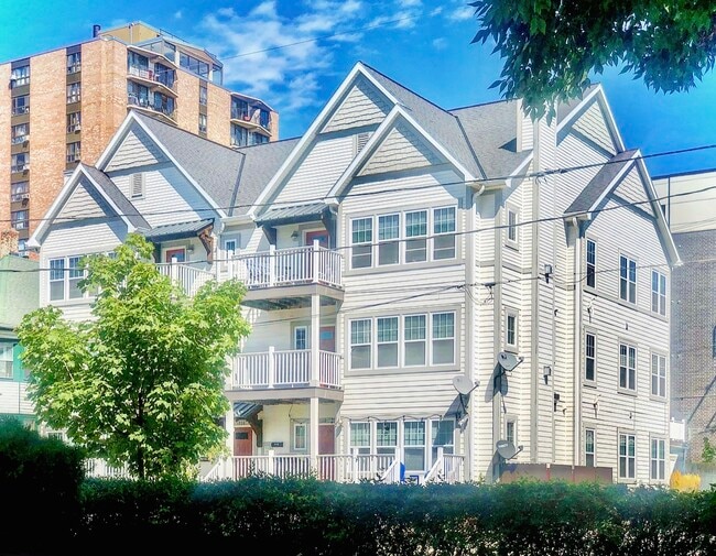 Building Photo - 1770 N Warren Ave