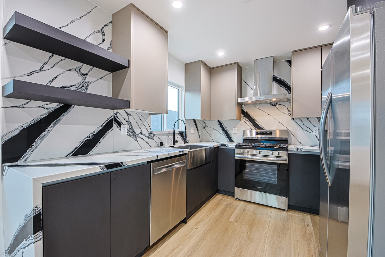 Foto principal - 4573 Triggs St