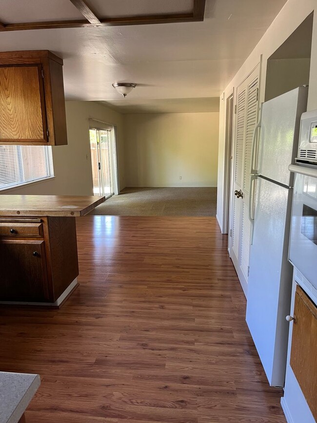 Foto del edificio - Large 2-Story Home in Covell Park