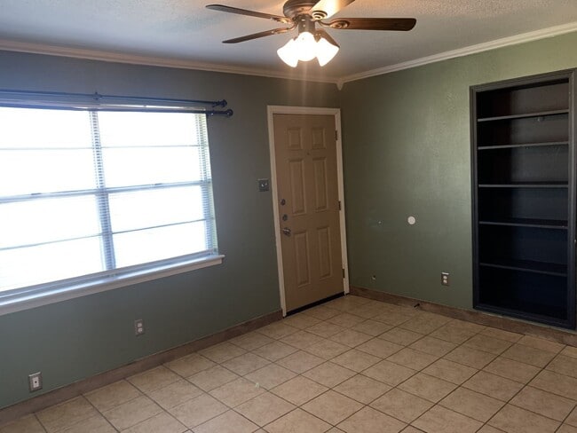 Building Photo - 212 E Valley Rd