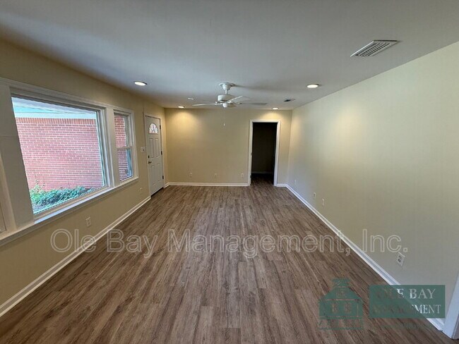 Foto del edificio - 5011 Highcrest Dr