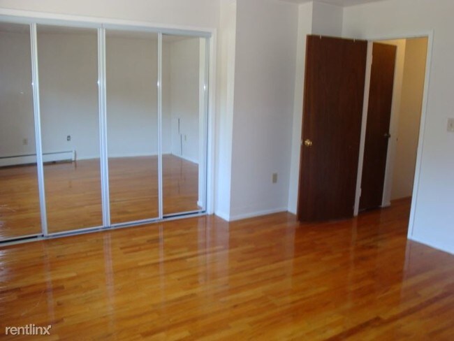 Foto del edificio - 2 br, 1.5 bath Condo - 2-6 Camelot Dr