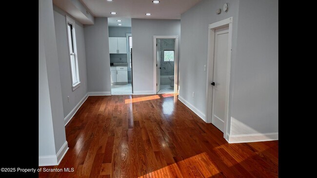Building Photo - 808 1/2 Eynon St