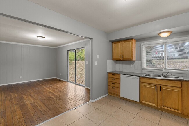 Foto del edificio - MOVE IN READY! Passed Occupancy. Move in before the holidays!