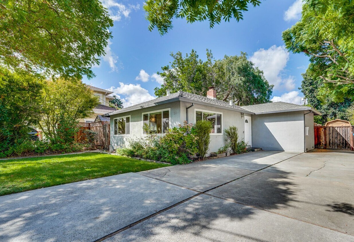 Foto principal - 32-32A Annie Laurie Avenue
