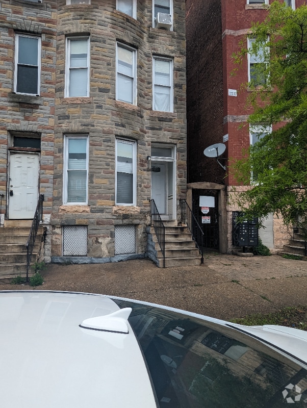 Building Photo - 2020 W North Ave