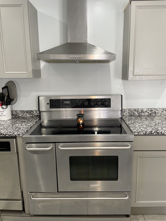 Large Stove - 57 Varney St