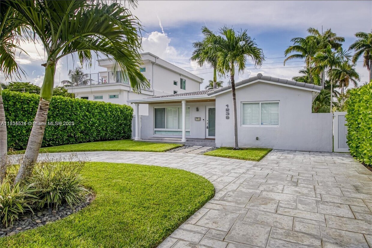 Foto principal - 1239 Washington St
