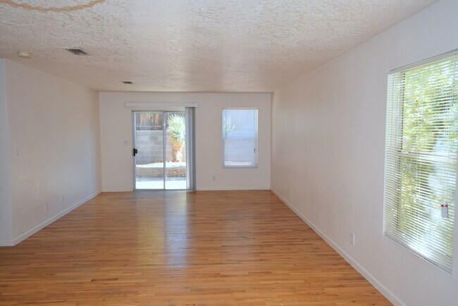Foto del edificio - Great 3BR Home Near Cottonwood Mall!!