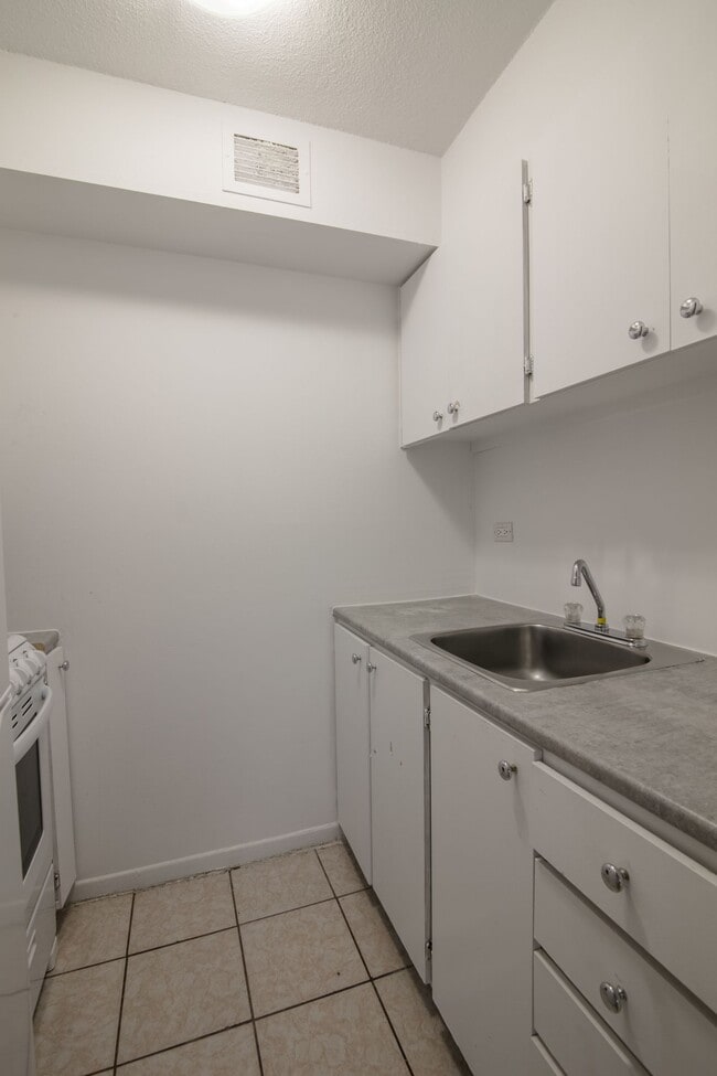 Building Photo - 1975 Maisonneuve Blvd W