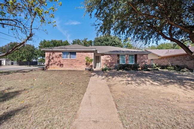 Foto del edificio - South Arlington Corner Lot