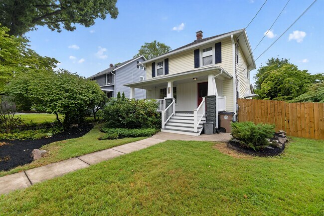 Building Photo - 907 Grandin Ave