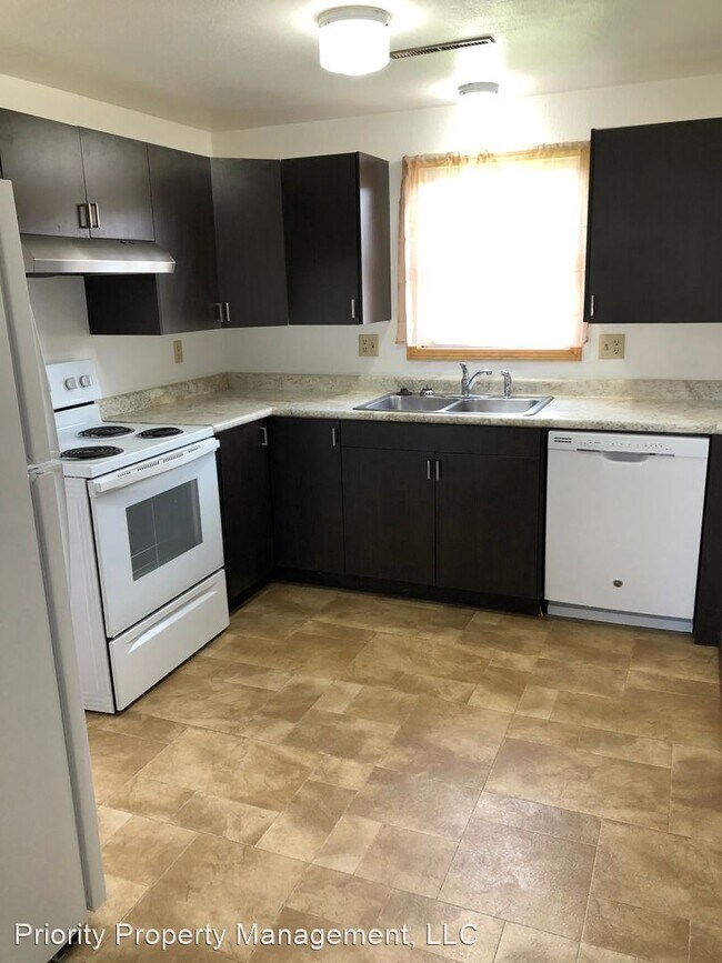 Building Photo - 3 br, 1.5 bath House - 802 Greenway B