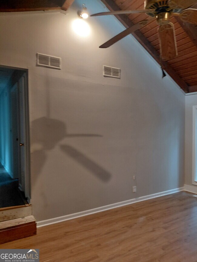 Building Photo - 257 Castleair Dr NE