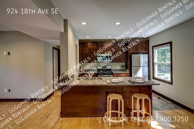 Building Photo - Fully Renovated 5 Bedroom House Close to U...